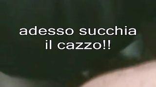La cagna assetata succhia il cazzo
