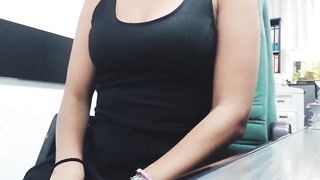 Si masturba e gode in ufficio