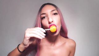 Anteprima del video: Succhia il lecca lecca