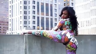 Anteprima del video: Culona nera tatuata molto eccitante