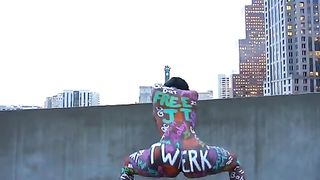 Culona nera tatuata molto eccitante