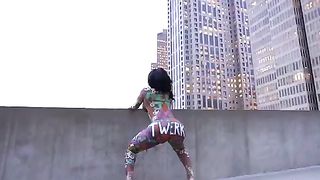 Culona nera tatuata molto eccitante