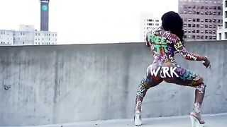 Culona nera tatuata molto eccitante