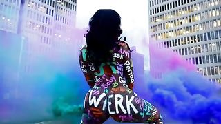 Culona nera tatuata molto eccitante