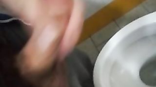 Sega in bagno pubblico