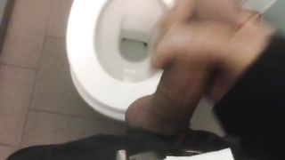 Quando la voglia è tanta, anche un bagno pubblico può andare bene...