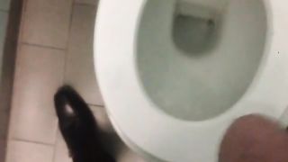 Quando la voglia è tanta, anche un bagno pubblico può andare bene...