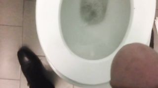 Quando la voglia è tanta, anche un bagno pubblico può andare bene...