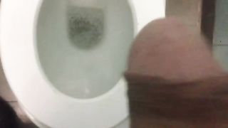 Quando la voglia è tanta, anche un bagno pubblico può andare bene...