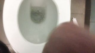 Quando la voglia è tanta, anche un bagno pubblico può andare bene...