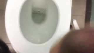 Quando la voglia è tanta, anche un bagno pubblico può andare bene...