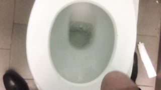 Quando la voglia è tanta, anche un bagno pubblico può andare bene...