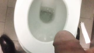 Quando la voglia è tanta, anche un bagno pubblico può andare bene...