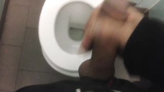 Quando la voglia è tanta, anche un bagno pubblico può andare bene...