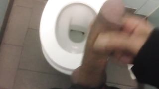 Quando la voglia è tanta, anche un bagno pubblico può andare bene...