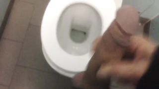 Quando la voglia è tanta, anche un bagno pubblico può andare bene...