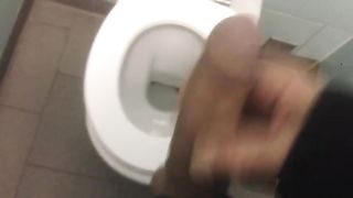 Quando la voglia è tanta, anche un bagno pubblico può andare bene...