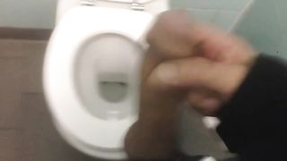 Quando la voglia è tanta, anche un bagno pubblico può andare bene...