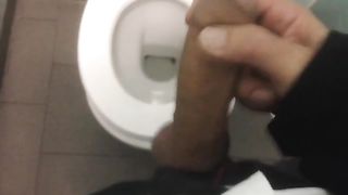 Anteprima del video: Quando la voglia è tanta, anche un bagno pubblico può andare bene...