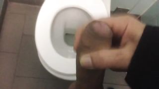 Quando la voglia è tanta, anche un bagno pubblico può andare bene...