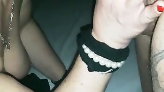 Mentre succhio un bel cazzo al club privé