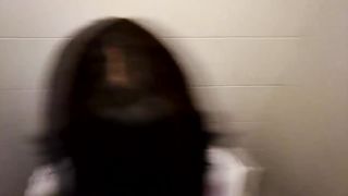 Mi fa un pompino seduta sul water