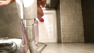 Gli faccio un pompino in doccia...