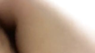 Sveltina in un bagno pubblico