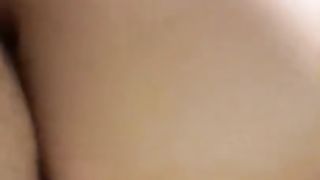 Sveltina in un bagno pubblico