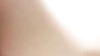 Sveltina in un bagno pubblico