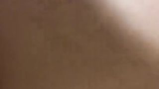 Sveltina in un bagno pubblico