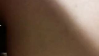 Sveltina in un bagno pubblico