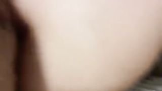 Sveltina in un bagno pubblico