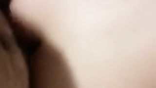 Sveltina in un bagno pubblico