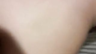 Sveltina in un bagno pubblico