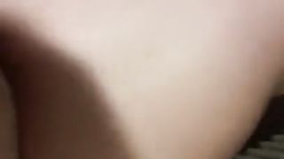 Sveltina in un bagno pubblico