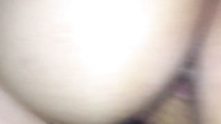 Giovane coppia si mostra per regalo