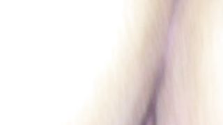 Giovane coppia si mostra per regalo