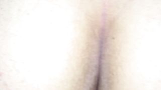 Giovane coppia si mostra per regalo