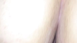 Giovane coppia si mostra per regalo