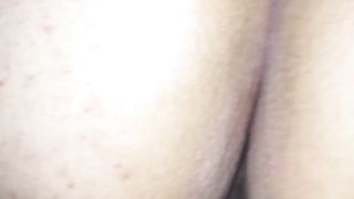 Giovane coppia si mostra per regalo