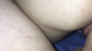 Giovane coppia si mostra per regalo