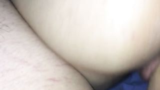 Giovane coppia si mostra per regalo