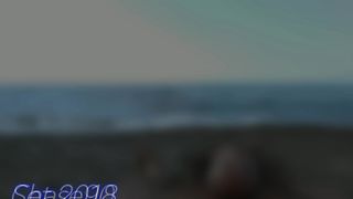 Passeggiando nudo in spiaggia.