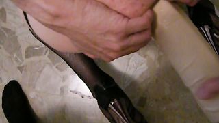 Trav italiana si masturba con un grosso dildo