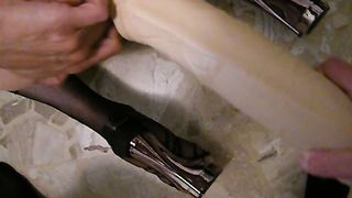 Trav italiana si masturba con un grosso dildo