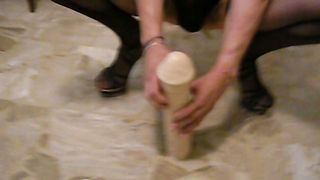 Trav italiana si masturba con un grosso dildo