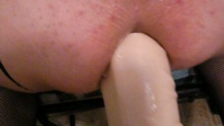 Trav italiana si masturba con un grosso dildo