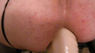 Trav italiana si masturba con un grosso dildo