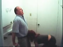 Vecchio rimorchia studentessa e se lo fa succhiare